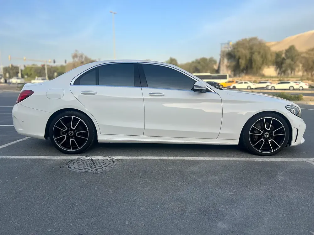 1700 AED Monthly | C200 AMG KIT | GCC Original Paint | Panoramic Sunroof | 360 Camera - Image 4