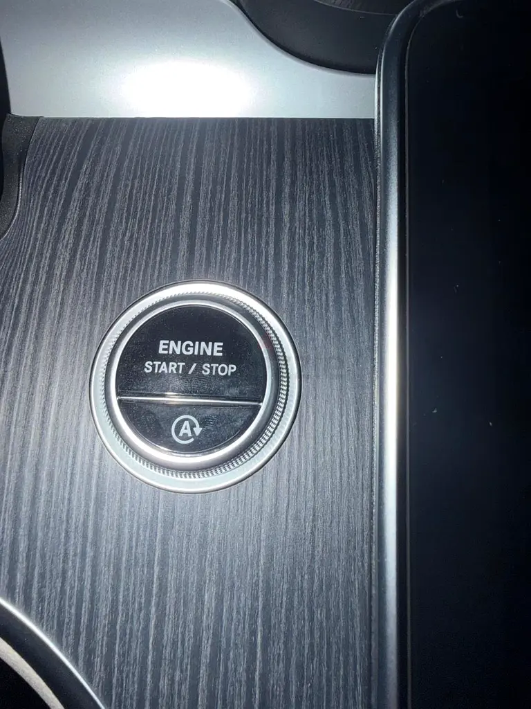 Mercedes benz c300 4matic km 8200 year 2025 top end model - Image 17