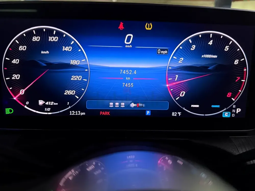 Mercedes benz c300 4matic km 8200 year 2025 top end model - Image 8