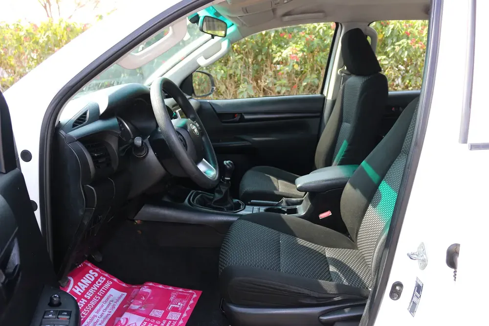 TOYOTA HILUX DIESEL 4X4 MODEL 2016 - Image 14