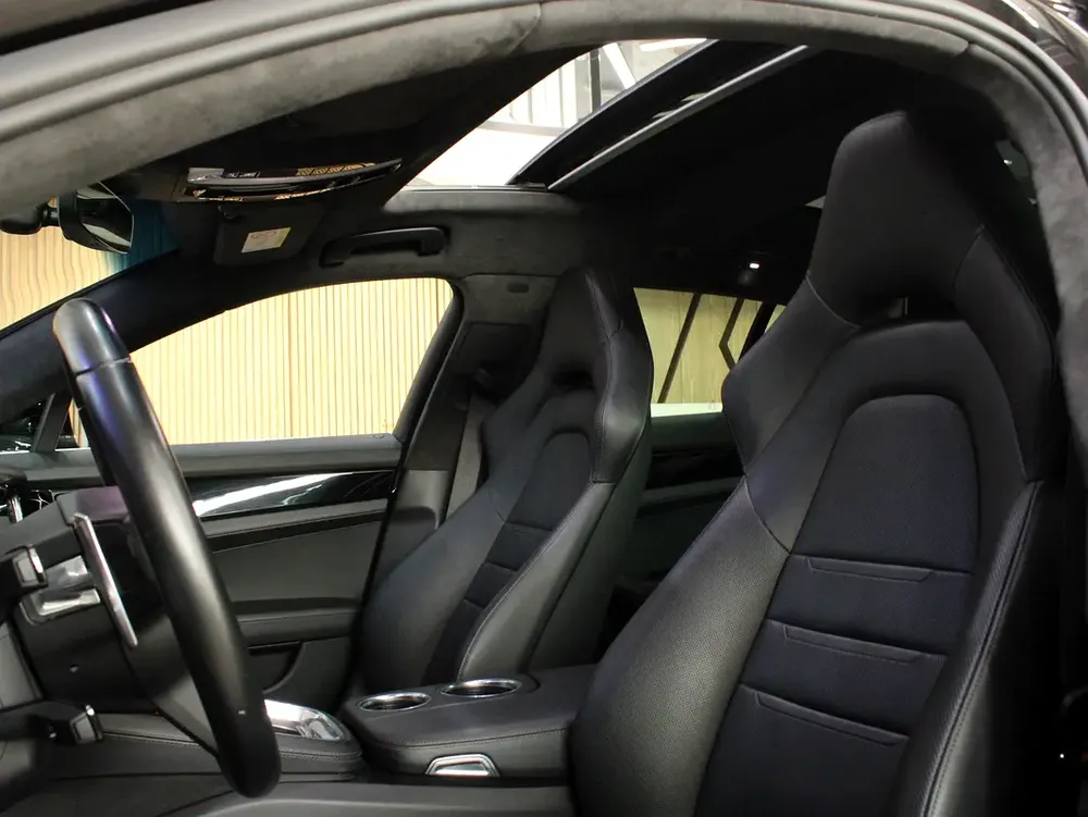 2020 - Porsche Panamera Turbo S E-Hybrid - Prestige Condition - Image 11