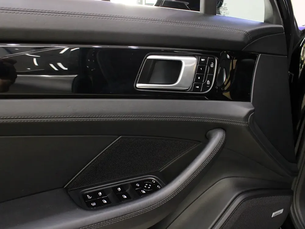 2020 - Porsche Panamera Turbo S E-Hybrid - Prestige Condition - Image 12