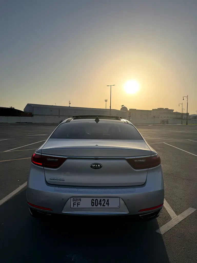 Kia Cadenza Top 2018 - American Specs - GCC Resale - Image 4