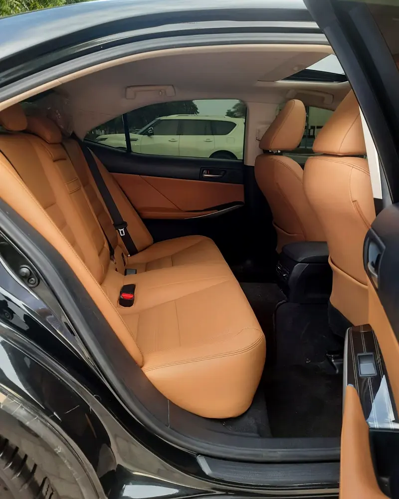 LEXUS IS350 Platinum 2017 GCC | No Paint | Full Service History - Image 11