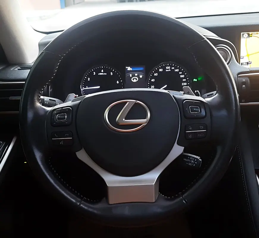 LEXUS IS350 Platinum 2017 GCC | No Paint | Full Service History - Image 12