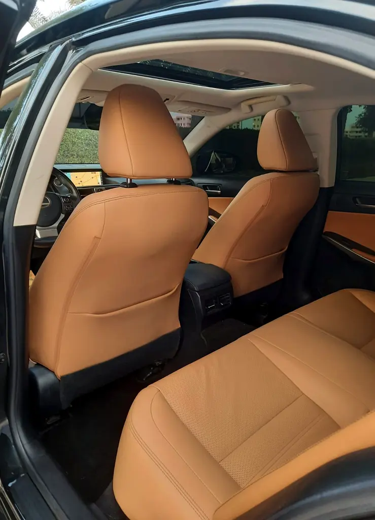 LEXUS IS350 Platinum 2017 GCC | No Paint | Full Service History - Image 8