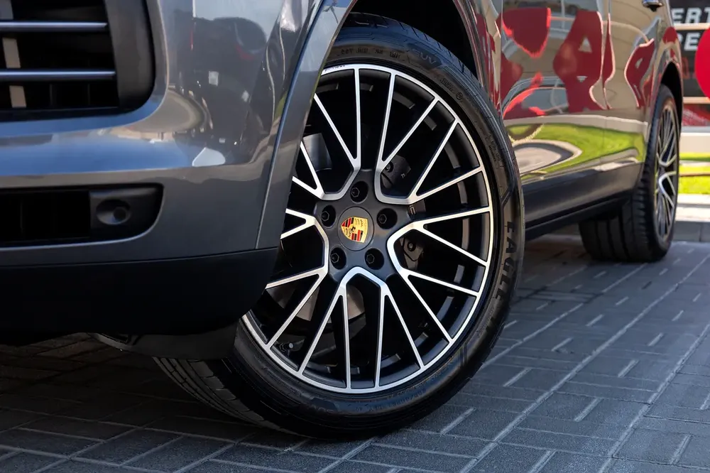 Porsche Cayenne Platinum Edition 2023 GCC | Warranty | Flexible D.P. - Image 10