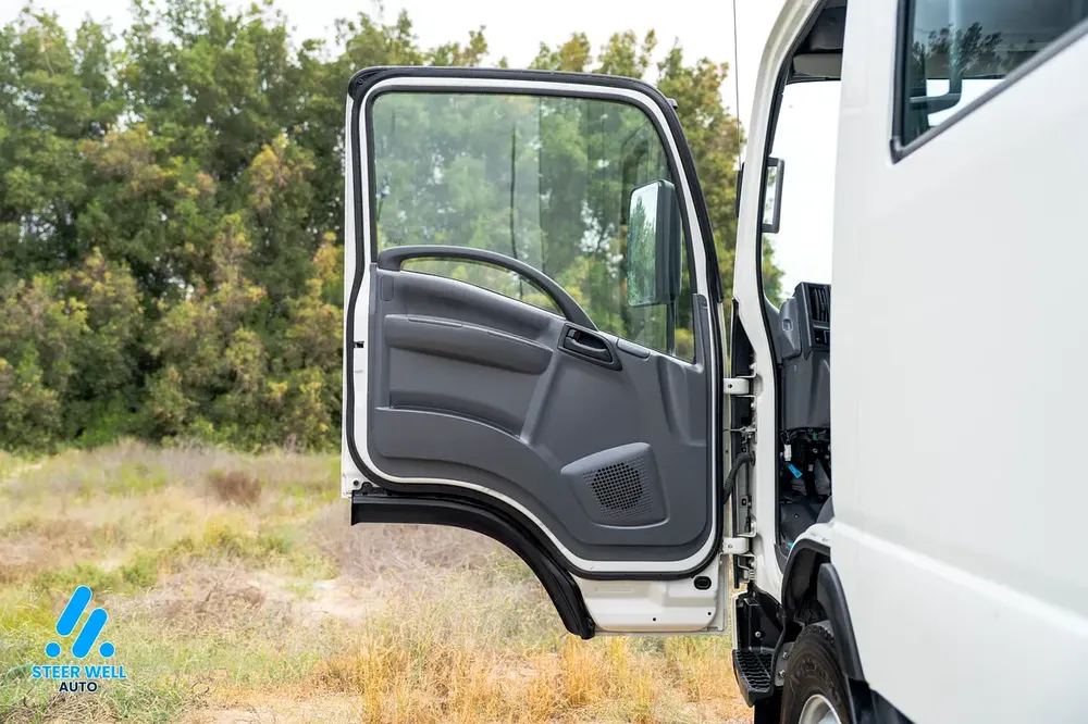 2021 Isuzu NPR | Dual Cab + Dry Box | GCC Specs | Perfect Condition - Image 11