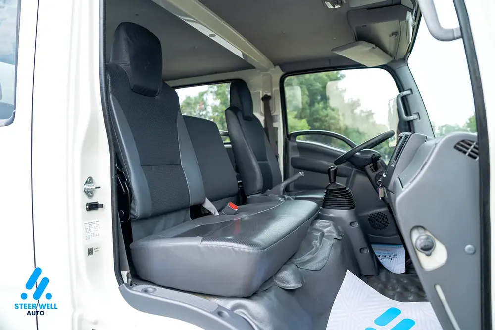 2021 Isuzu NPR | Dual Cab + Dry Box | GCC Specs | Perfect Condition - Image 13