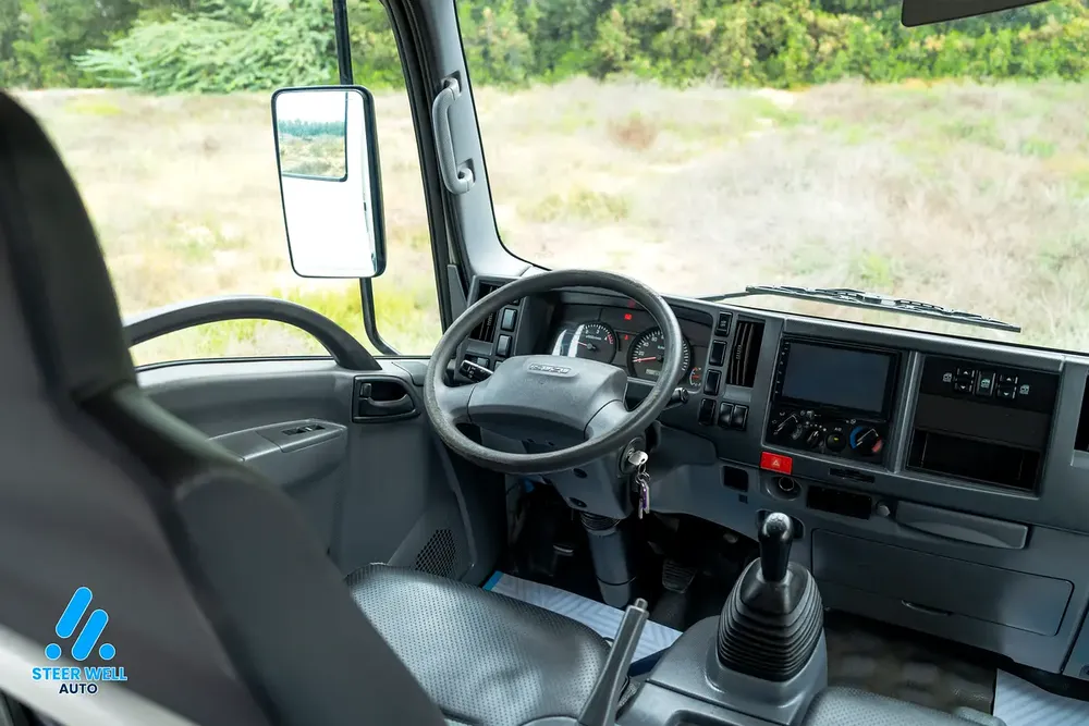 2021 Isuzu NPR | Dual Cab + Dry Box | GCC Specs | Perfect Condition - Image 15