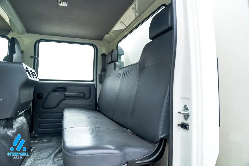 2021 Isuzu NPR | Dual Cab + Dry Box | GCC Specs | Perfect Condition - Image 17