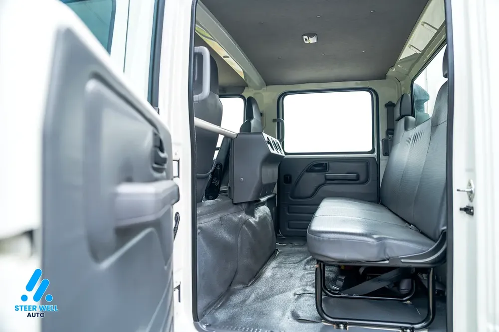 2021 Isuzu NPR | Dual Cab + Dry Box | GCC Specs | Perfect Condition - Image 18