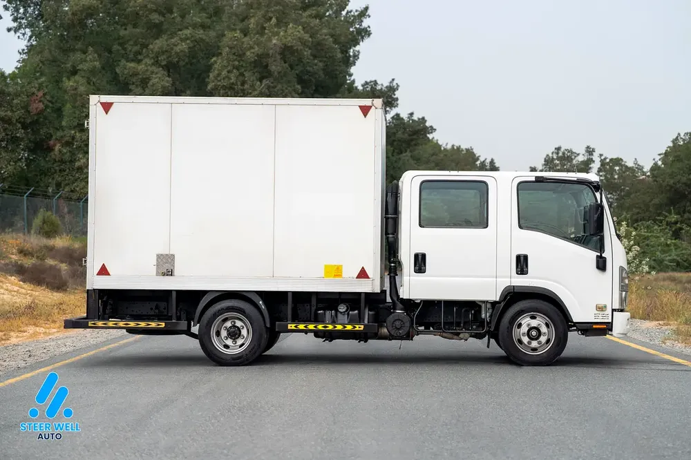 2021 Isuzu NPR | Dual Cab + Dry Box | GCC Specs | Perfect Condition - Image 4