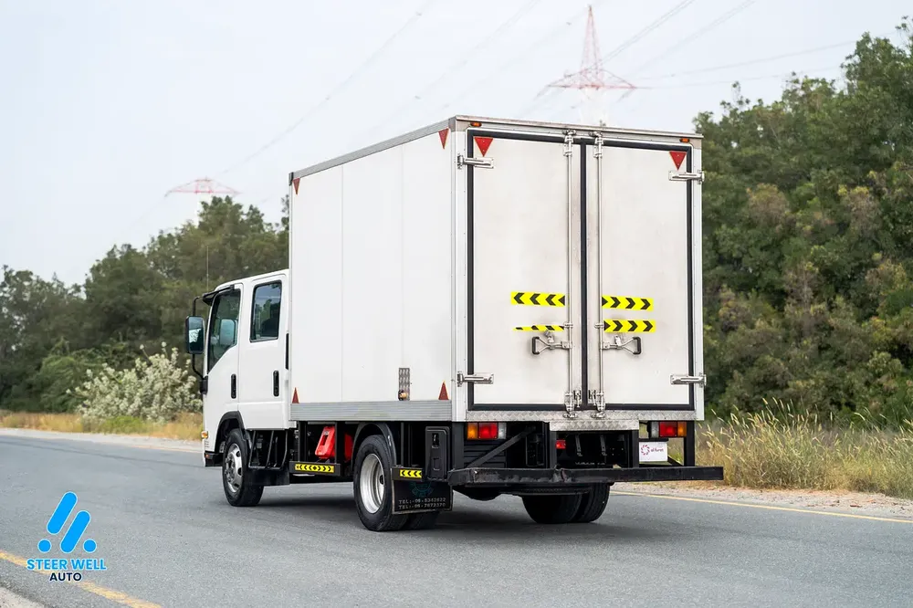 2021 Isuzu NPR | Dual Cab + Dry Box | GCC Specs | Perfect Condition - Image 6