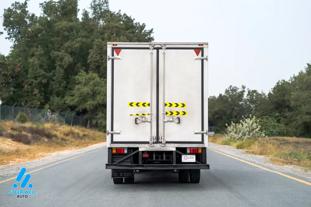 2021 Isuzu NPR | Dual Cab + Dry Box | GCC Specs | Perfect Condition - Image 7