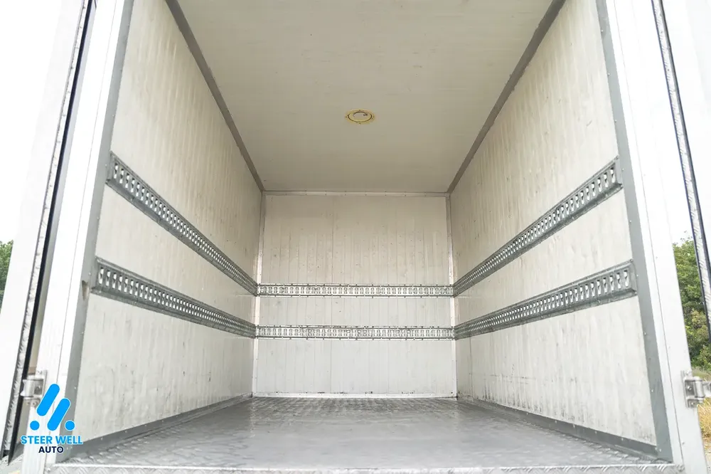 2021 Isuzu NPR | Dual Cab + Dry Box | GCC Specs | Perfect Condition - Image 9