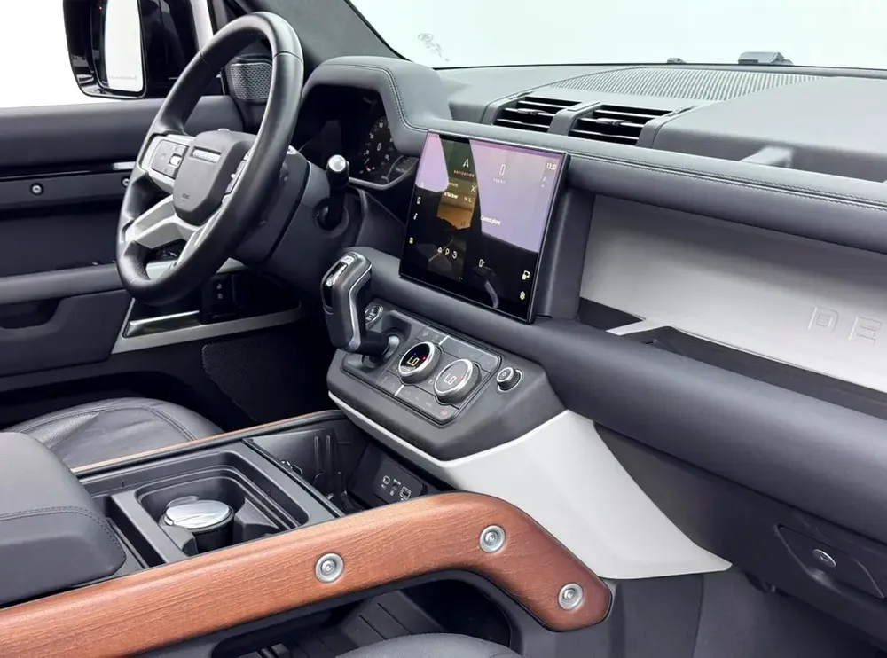 2024 Land Rover Defender P300 SE, Land Rover Warranty+Service Contract+Full Service History, GCC - Image 12