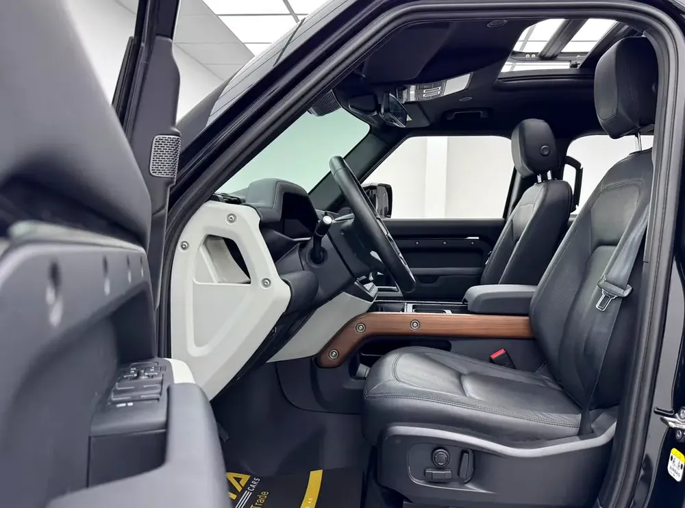 2024 Land Rover Defender P300 SE, Land Rover Warranty+Service Contract+Full Service History, GCC - Image 13