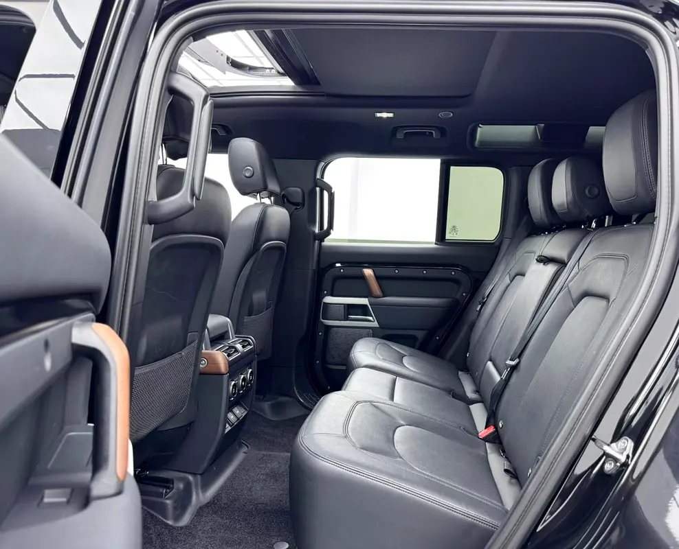 2024 Land Rover Defender P300 SE, Land Rover Warranty+Service Contract+Full Service History, GCC - Image 15