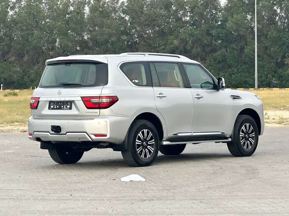 Nissan Patrol Platinum 2020, GCC Specs car perfect condition inside and outside full option full se - Image 5