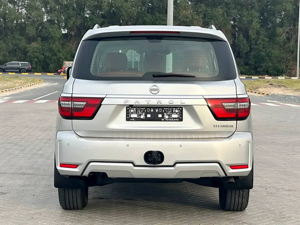 Nissan Patrol Platinum 2020, GCC Specs car perfect condition inside and outside full option full se - Image 6