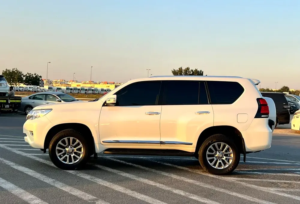 2019 Toyota Prado TXL 4.0L V6 Full Option - AWD 4x4  GCC Electric Seat - Rear CAM & Sensors Cool - Image 4