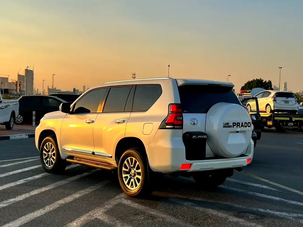 2019 Toyota Prado TXL 4.0L V6 Full Option - AWD 4x4  GCC Electric Seat - Rear CAM & Sensors Cool - Image 5