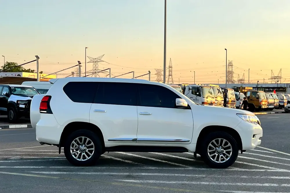 2019 Toyota Prado TXL 4.0L V6 Full Option - AWD 4x4  GCC Electric Seat - Rear CAM & Sensors Cool - Image 9