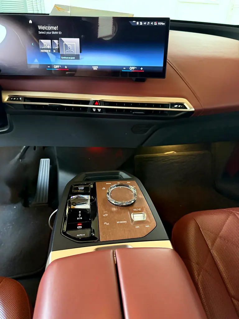 2023 BMW iX GCC Specs - Pristine Condition - Image 9