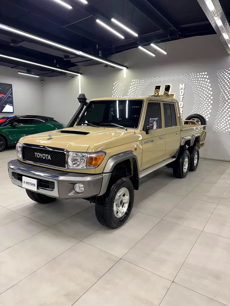 ‏ Toyota Land Cruiser 6x6 - Image 11