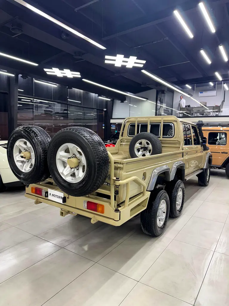 ‏ Toyota Land Cruiser 6x6 - Image 16