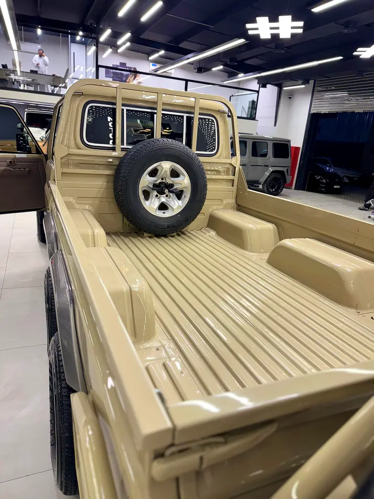 ‏ Toyota Land Cruiser 6x6 - Image 6