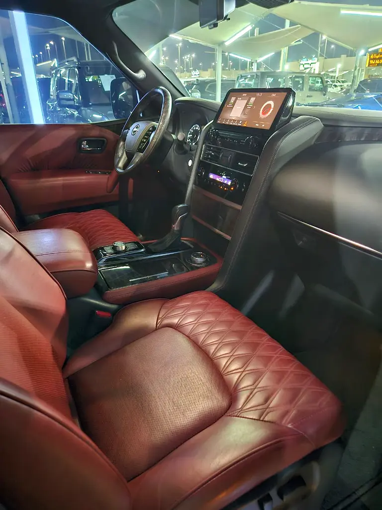 Nissan Patrol Platinum 2023 | V8 400hp | GCC | VIP Custom Interior | Starlight Ceiling - Image 12