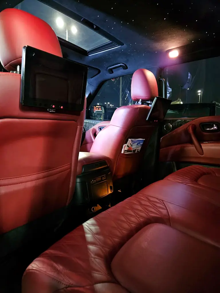 Nissan Patrol Platinum 2023 | V8 400hp | GCC | VIP Custom Interior | Starlight Ceiling - Image 17