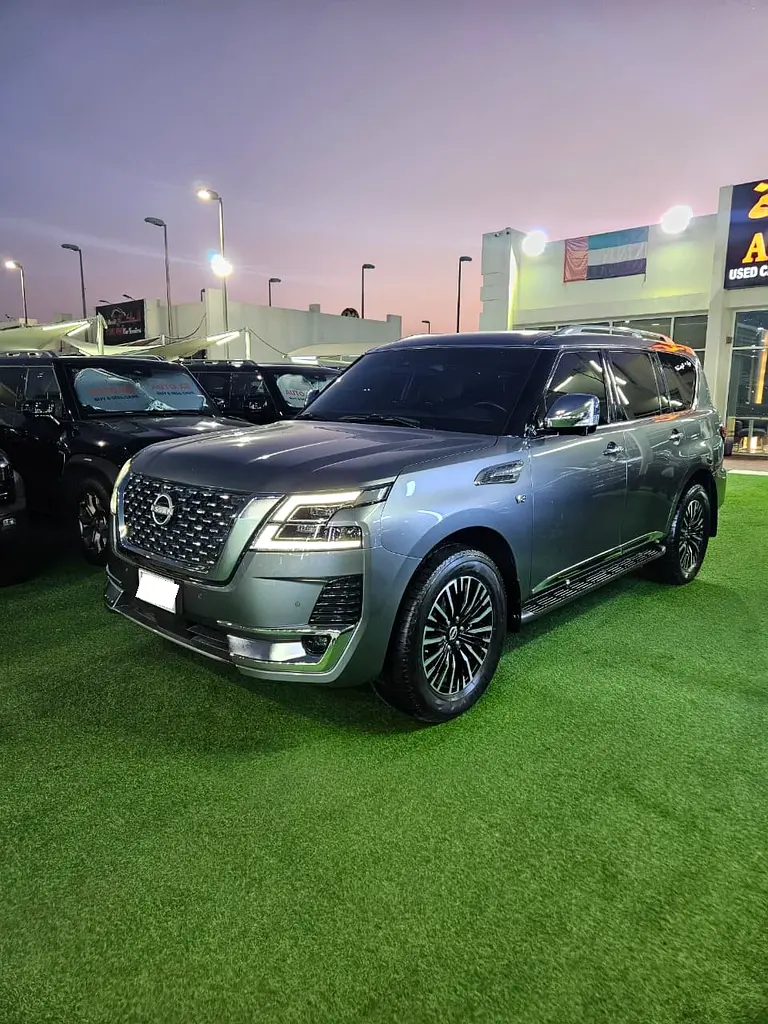 Nissan Patrol Platinum 2023 | V8 400hp | GCC | VIP Custom Interior | Starlight Ceiling - Image 5