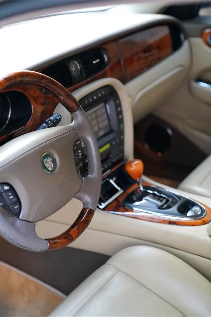 Jaguar XJ 2006 GCC Specs V6 Luxury Sedan - Image 9