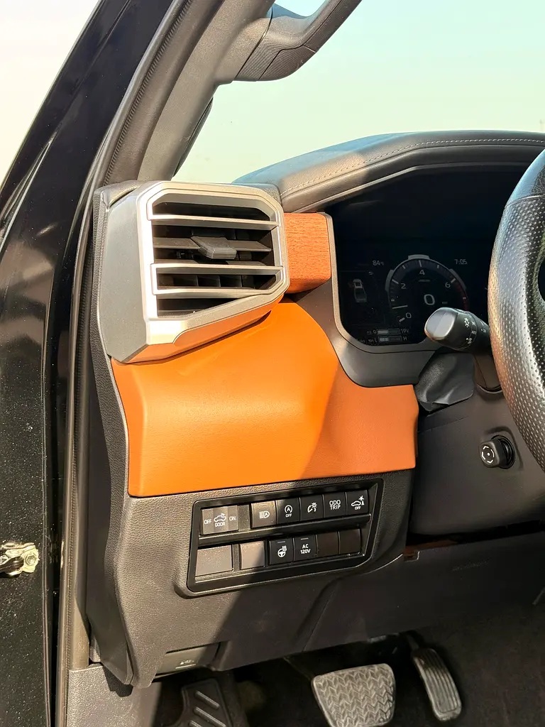 TOYOTA TUNDRA PLATINUM 4x4  - 2023 PANORAMIC ROOF - Excellent Condition  3. 4 - V6 - Image 12