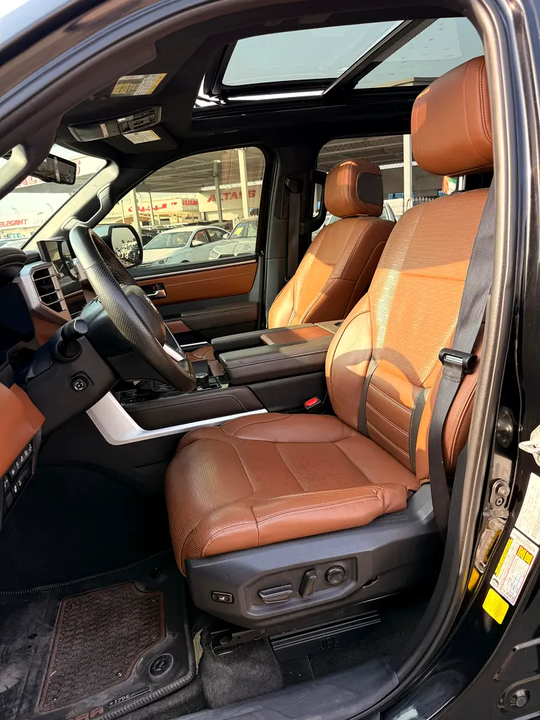 TOYOTA TUNDRA PLATINUM 4x4  - 2023 PANORAMIC ROOF - Excellent Condition  3. 4 - V6 - Image 6