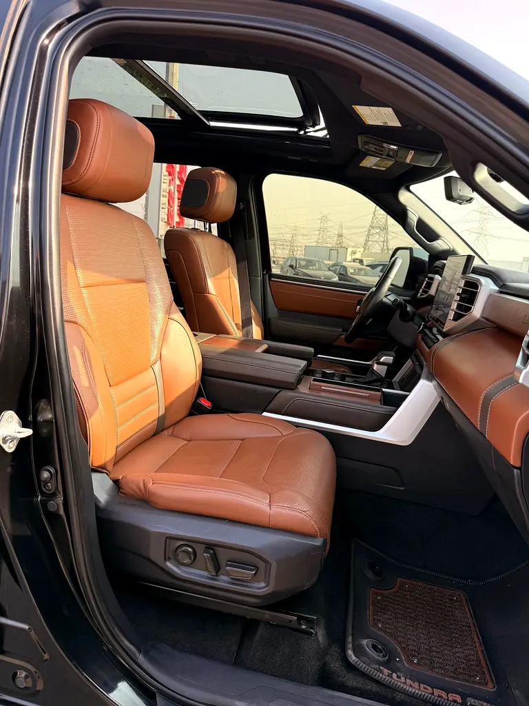 TOYOTA TUNDRA PLATINUM 4x4  - 2023 PANORAMIC ROOF - Excellent Condition  3. 4 - V6 - Image 8