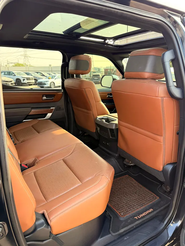 TOYOTA TUNDRA PLATINUM 4x4  - 2023 PANORAMIC ROOF - Excellent Condition  3. 4 - V6 - Image 9