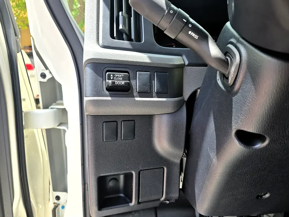 Toyota Coaster 2.7l M/T RWD 23 seats Automatic Door white color Gcc Specs 2026 Model 026 - Image 11