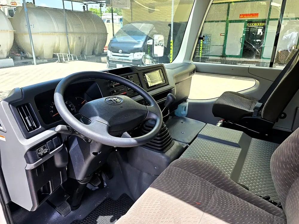 Toyota Coaster 2.7l M/T RWD 23 seats Automatic Door white color Gcc Specs 2026 Model 026 - Image 8