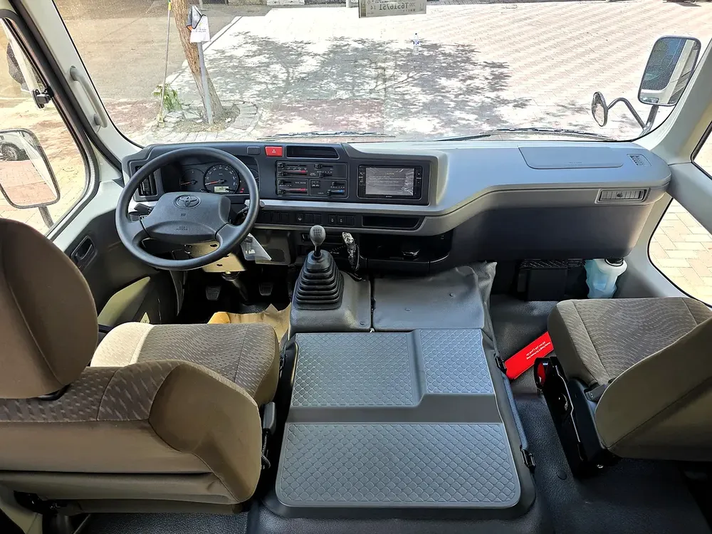 Toyota Coaster 2.7l M/T RWD 23 seats Automatic Door white color Gcc Specs 2026 Model 026 - Image 9