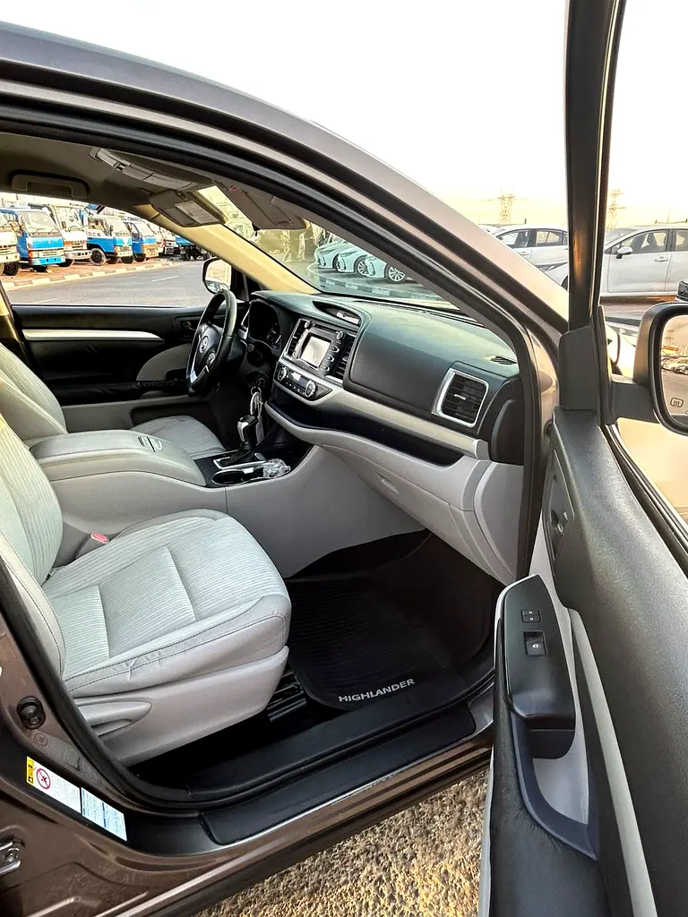 2014 Toyota Highlander LE+ 3.5L V6 - MidOption+ 7 Seater - Truck Auto - Electric Seat - Rear CAM - Image 13