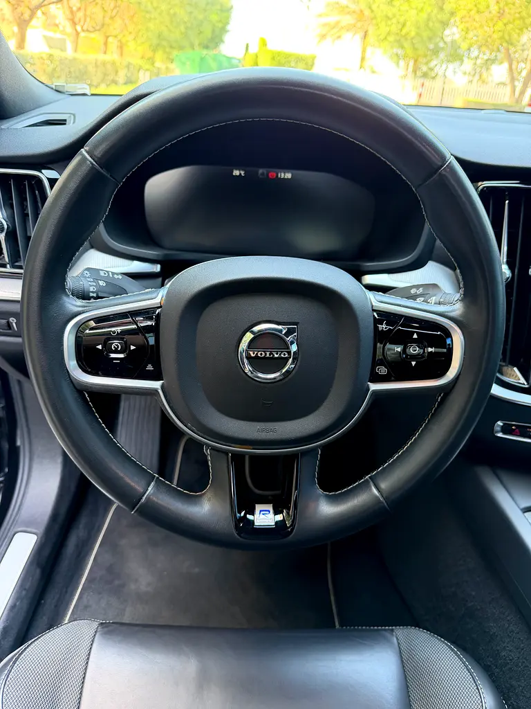 Volvo S60 2020 Gcc ( R design ) - Image 10