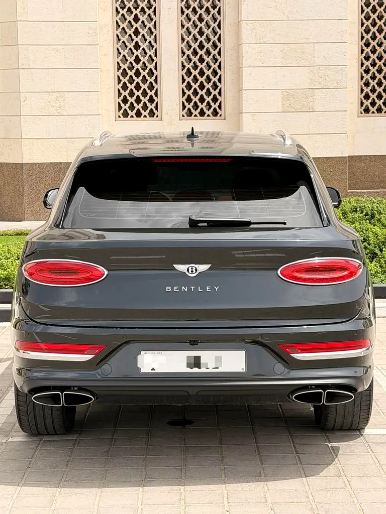 Bentley Bentayga 2024 Gcc Low Km Under Warrenty - Image 7