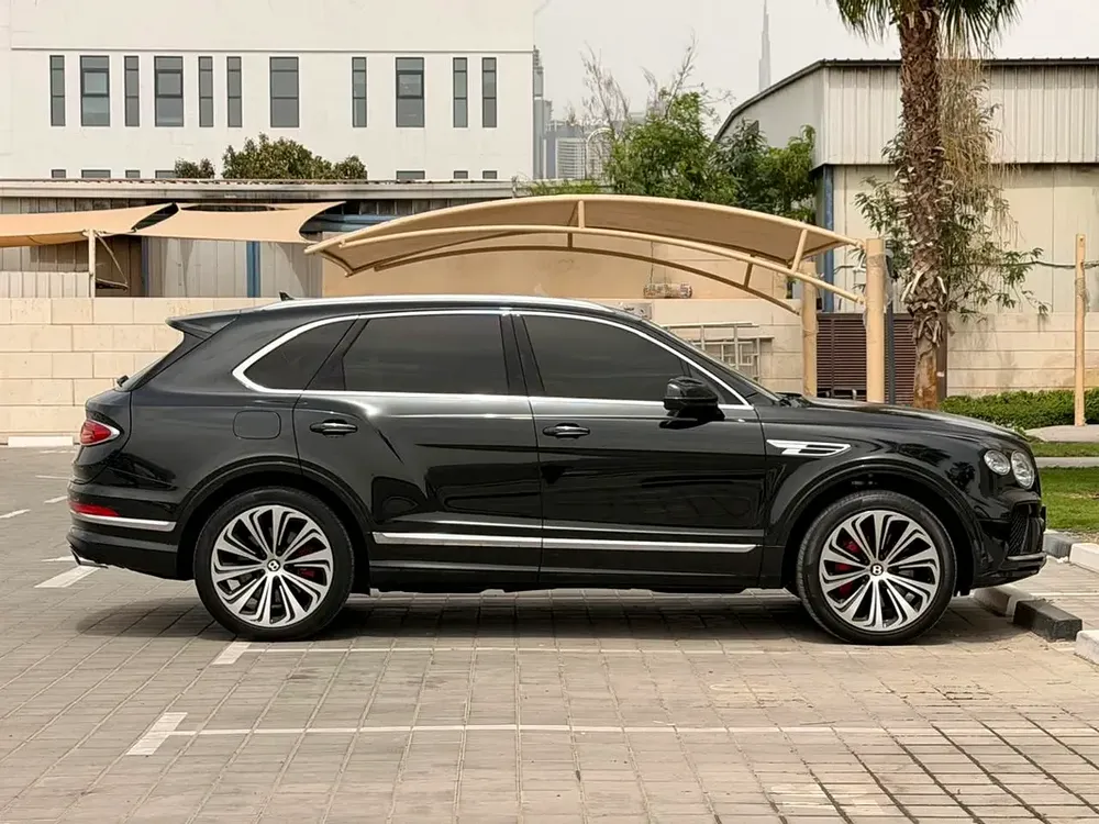 Bentley Bentayga 2024 Gcc Low Km Under Warrenty - Image 9