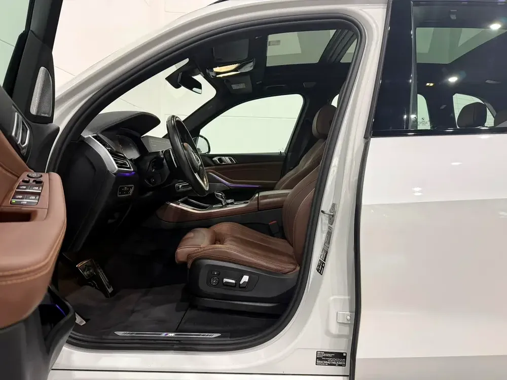 2022 GCC BMW X5 M-sport / warranty and service package with agency (AGMC) - Image 18