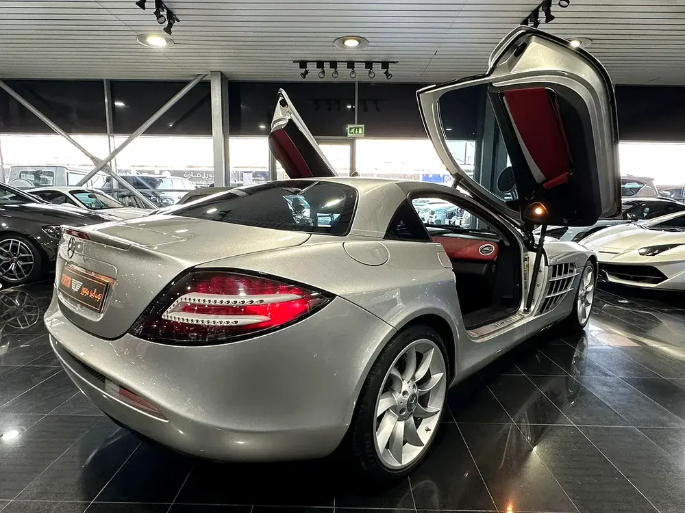 Mclaren SLR, full service history from Abu Dhabi dealer service done, new tires - Image 12