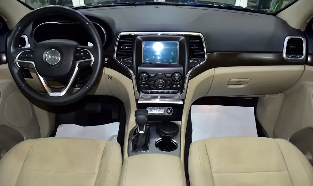 AED 1,272 EMi at 0% DP | Jeep Grand Cherokee Laredo 4x4 ( 2018 Model ) in Black Color GCC Specs - Image 11